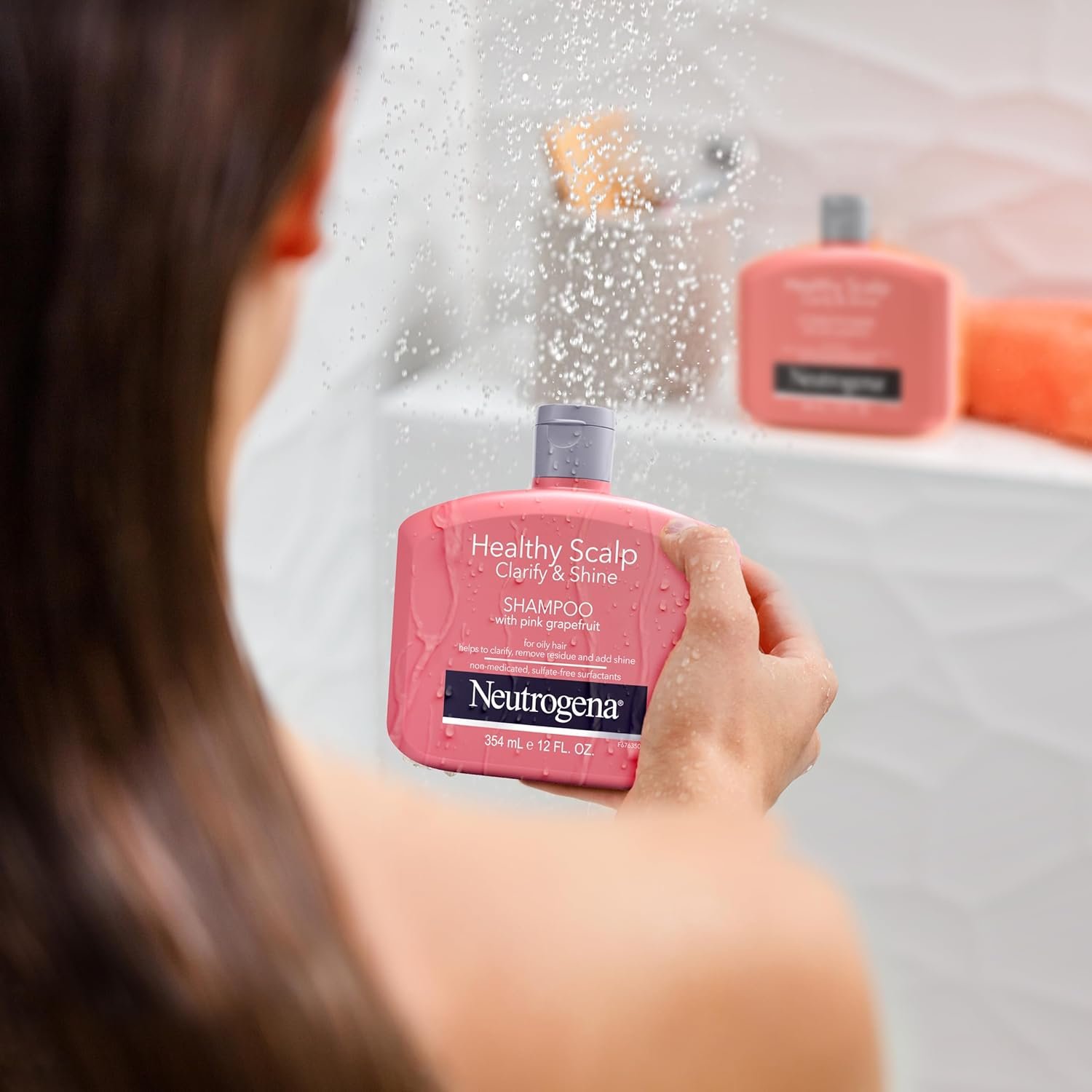 Neutrogena Exfoliating Healthy Scalp Clarifying Shampoo for Oily Hair & Scalp, Pink Grapefruit pH-Balanced Anti-Residue Formula Adds Shine, Sulfate, Paraben & Phthalate-Free, Color-Safe, 12 Fl Oz - Image 7