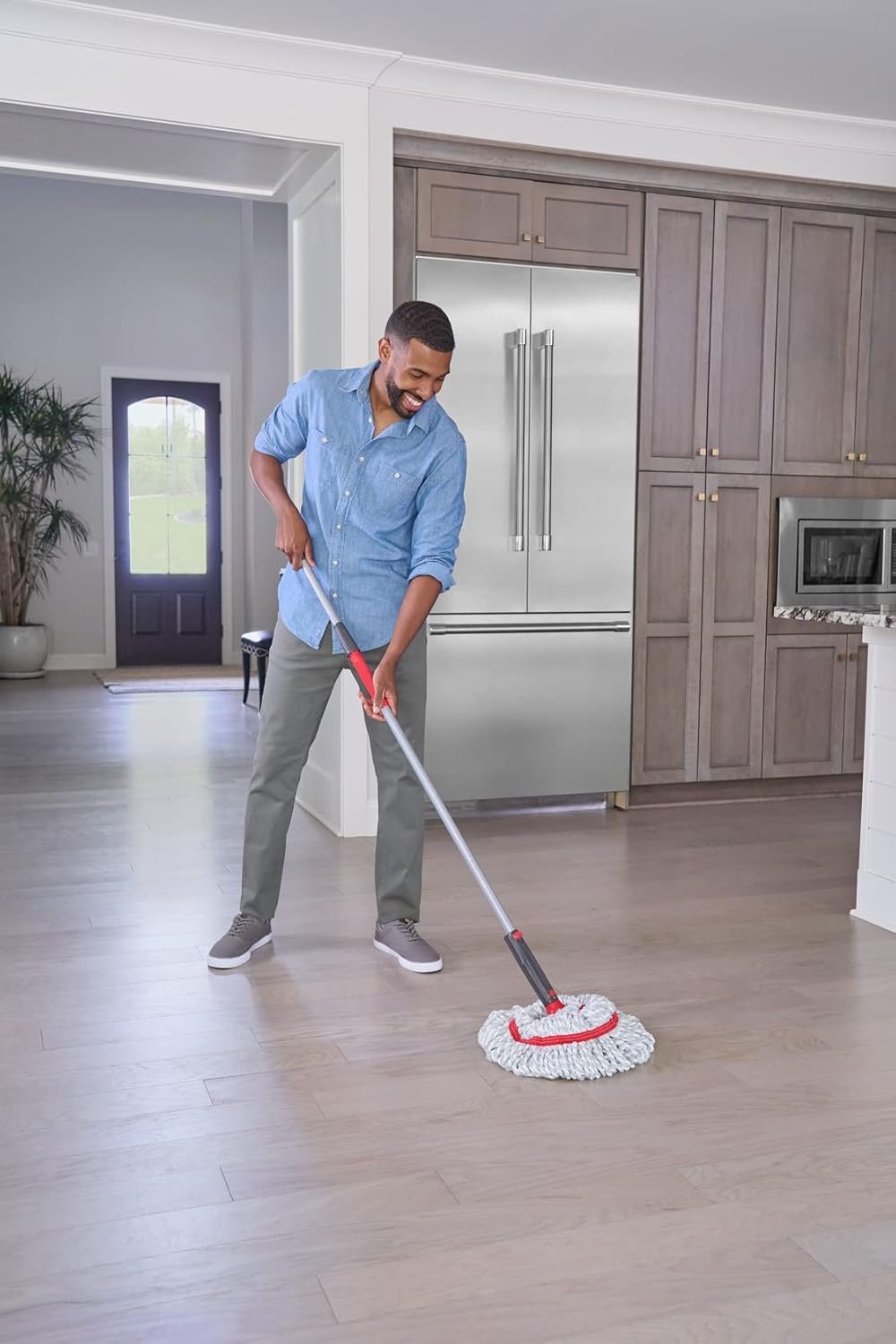 Rubbermaid Microfiber Twist Mop Kit with 2 Refills Kit Machine Washable Built-in Wringer Lightweight Safe for All Floor Types Deep Cleaning for Home/Bathroom/Garage/Office - Image 13