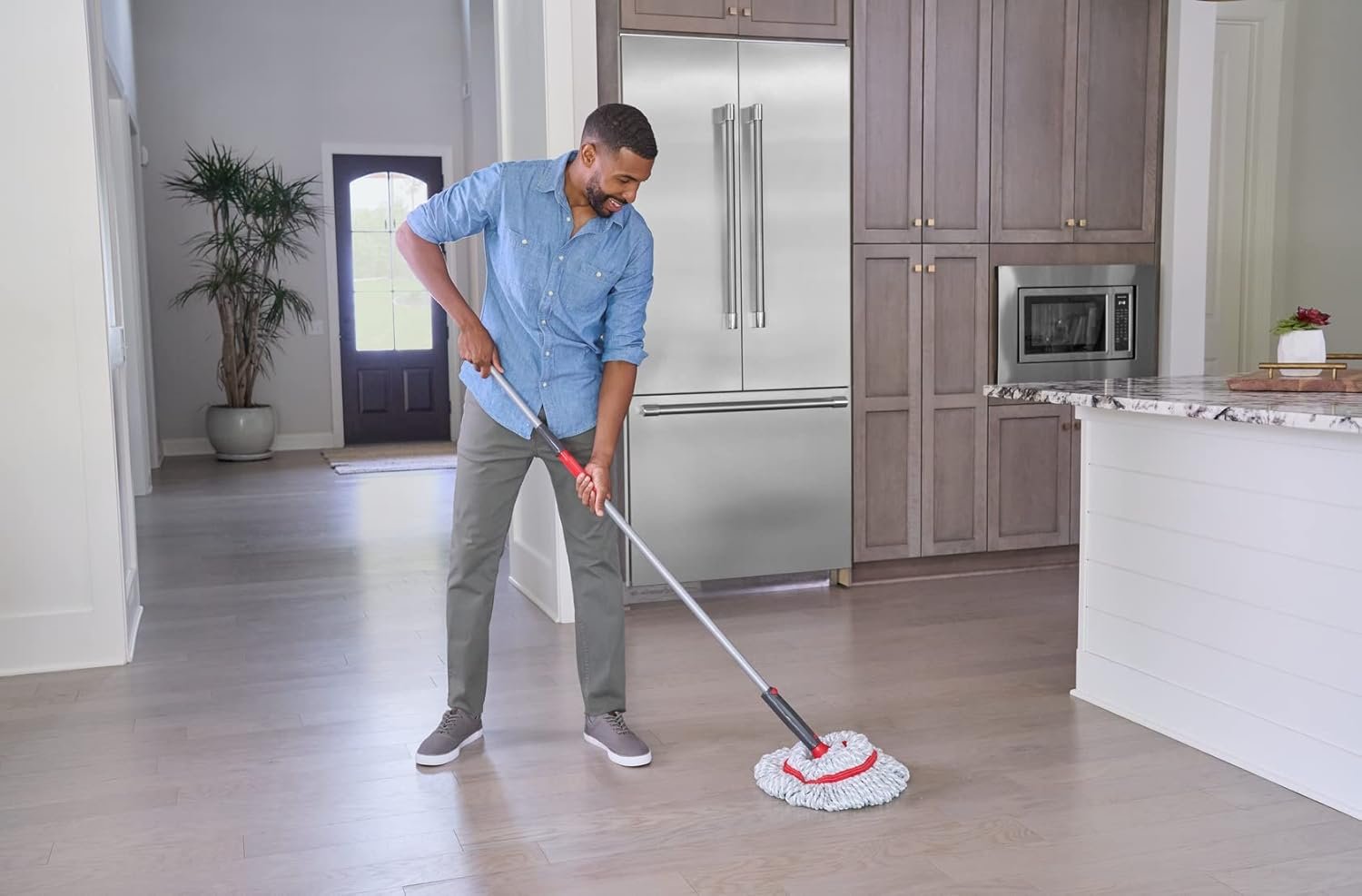 Rubbermaid Microfiber Twist Mop Kit with 2 Refills Kit Machine Washable Built-in Wringer Lightweight Safe for All Floor Types Deep Cleaning for Home/Bathroom/Garage/Office - Image 12